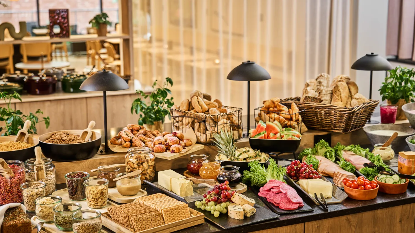 Smarthotel Oslo breakfast buffet warm and cold food